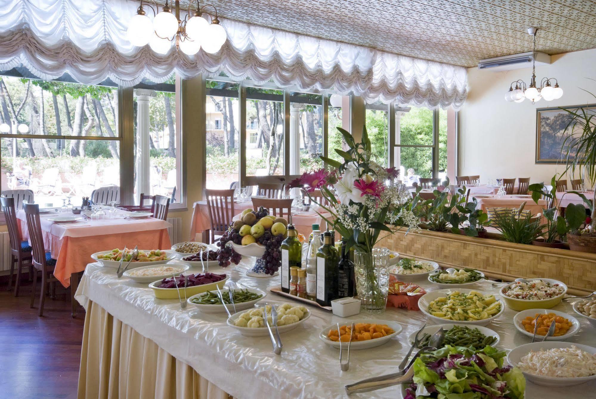 Hotel Meeting Чезенатико Экстерьер фото
