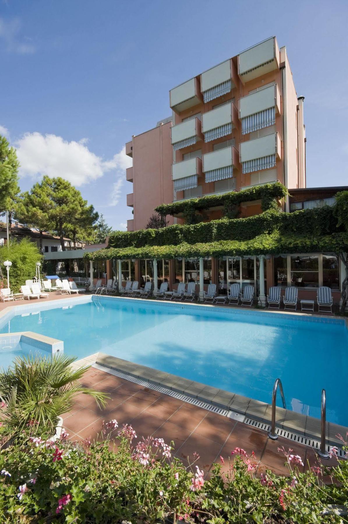 Hotel Meeting Чезенатико Экстерьер фото
