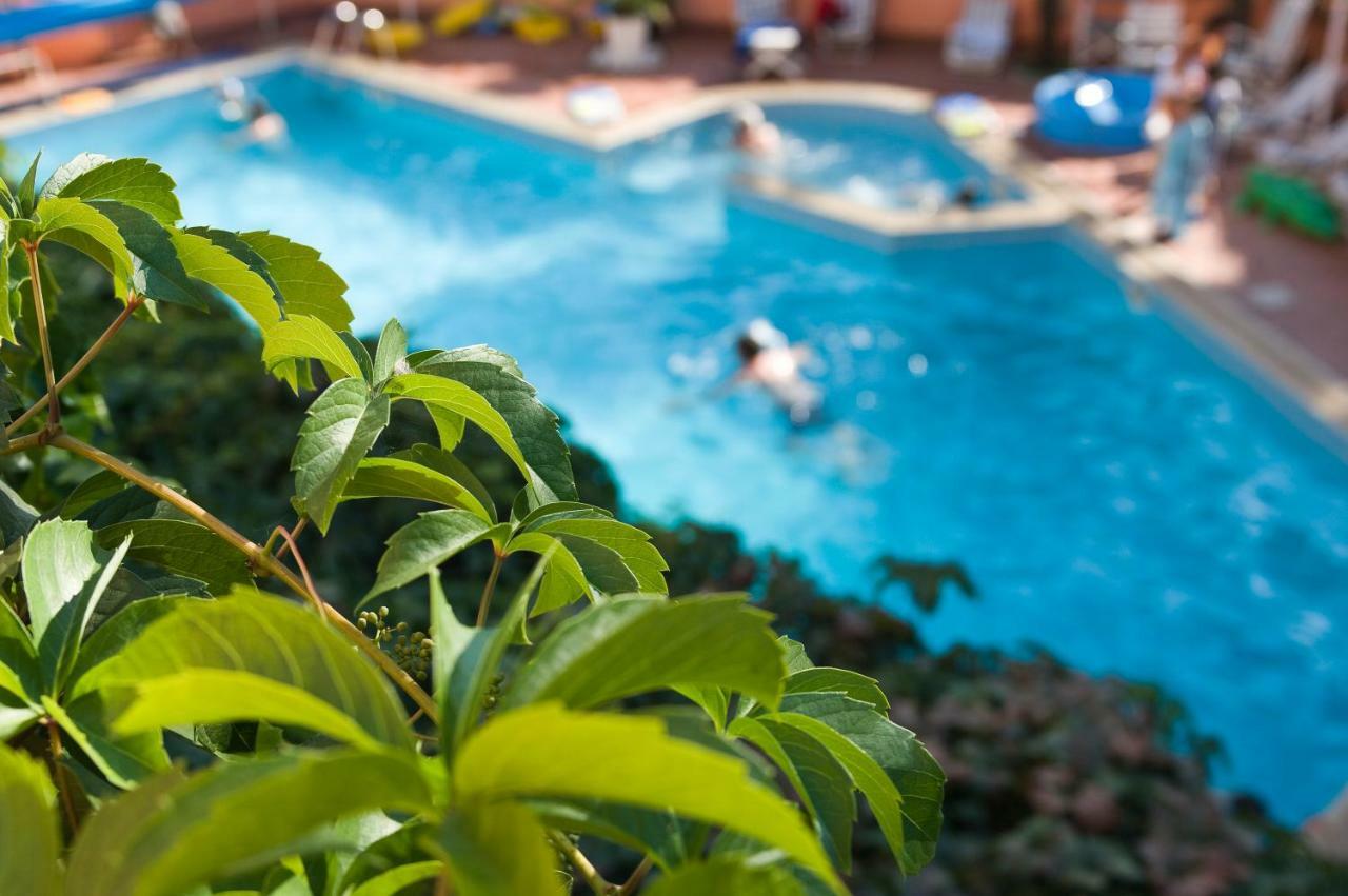 Hotel Meeting Чезенатико Экстерьер фото