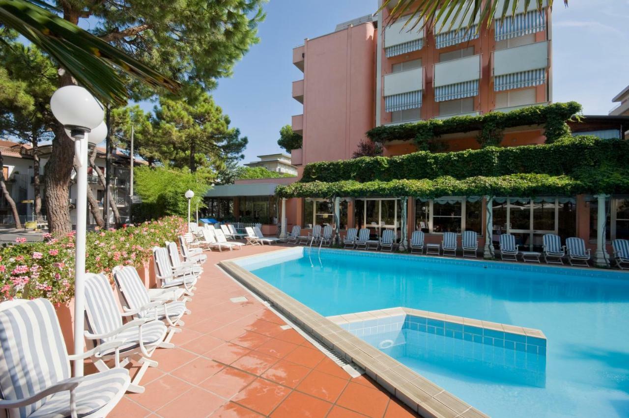 Hotel Meeting Чезенатико Экстерьер фото